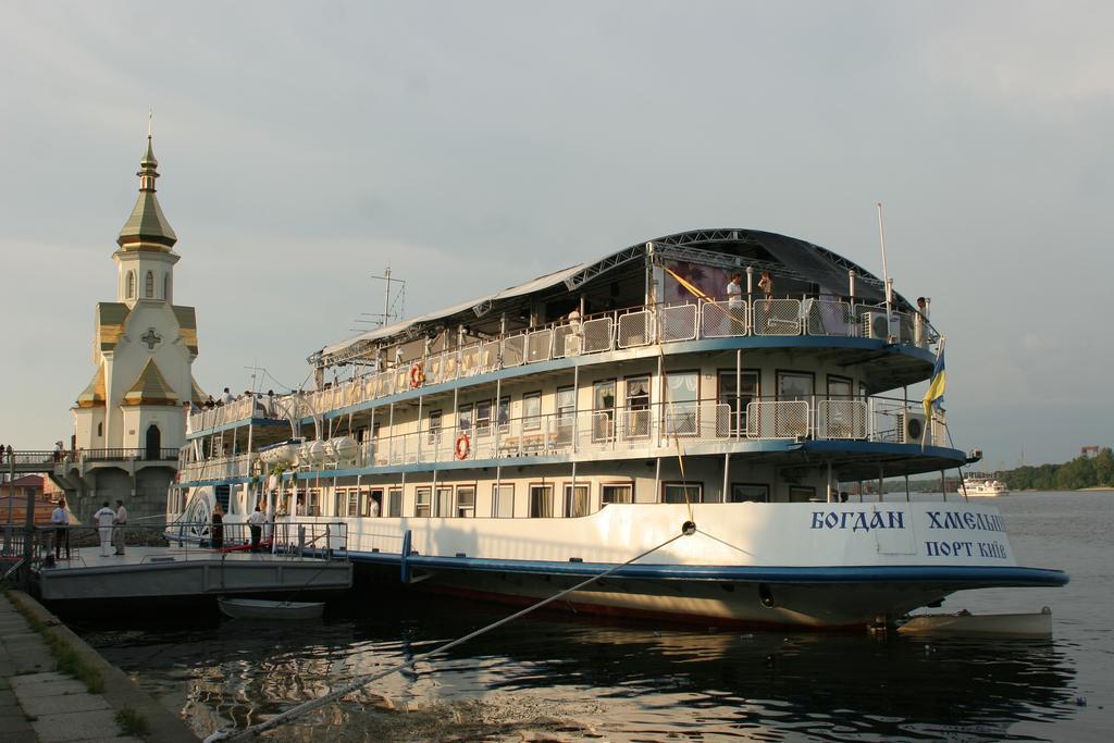 Bogdan Khmelnytskyi Hotel Kiev Exterior foto