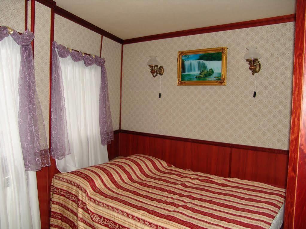 Bogdan Khmelnytskyi Hotel Kiev Exterior foto